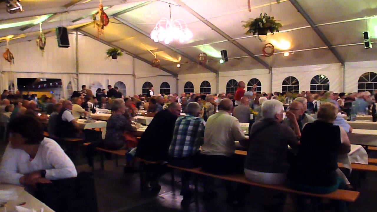 Stimmung im Festzelt beim Weinfest in Ernst an der Mosel