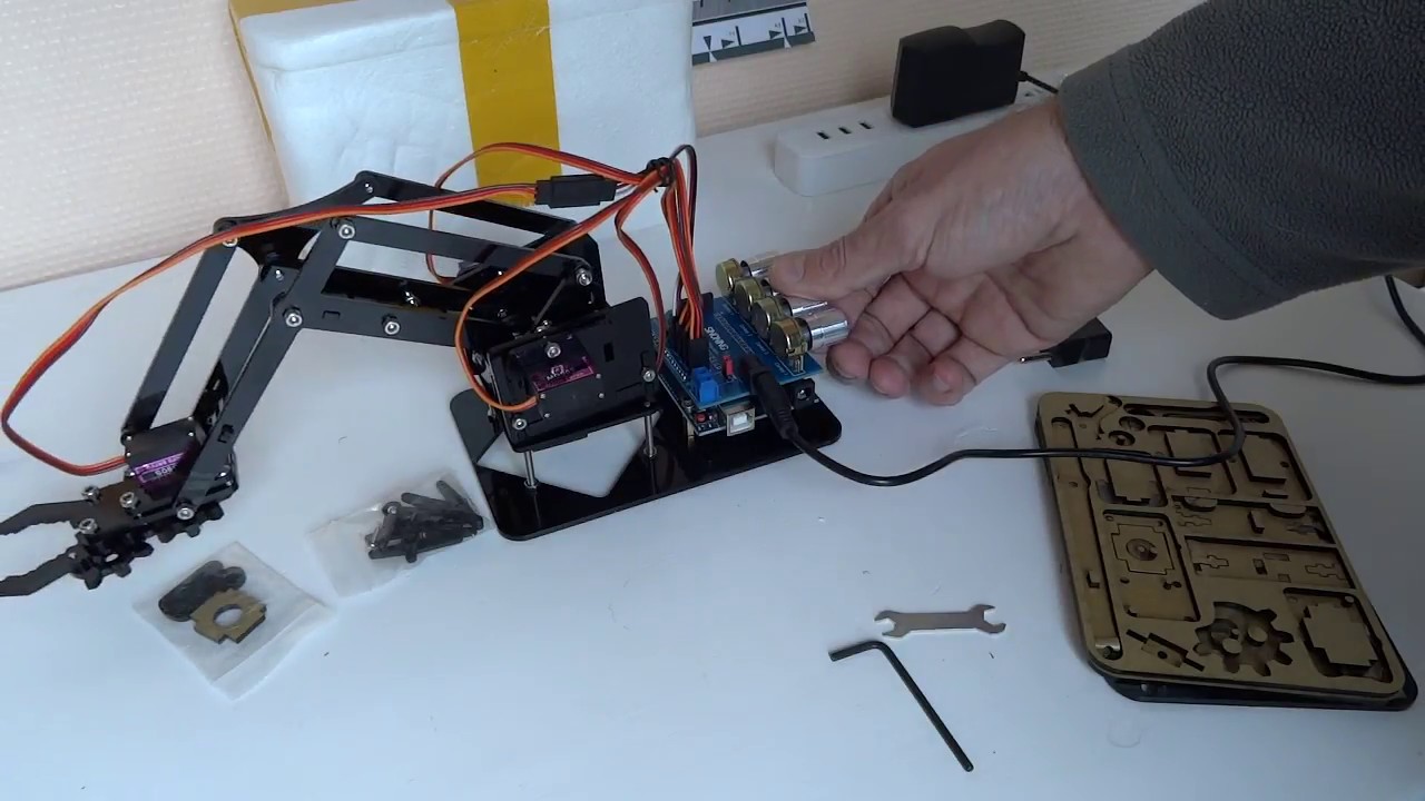 Bras robotisé à commande manuelle ou programmable arduino de Banggood