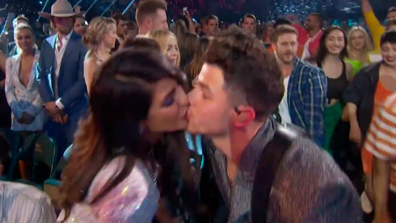 El beso de Nick Jonas y Priyanka Chopra en plena presentación!