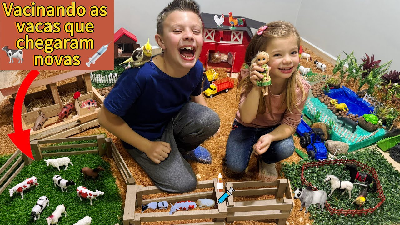 CHEGOU VACAS NOVAS na FAZENDINHA de BRINQUEDO do MATHEUS E ISABELA 🐄- VACINANDO As VACAS 🐄 - CAVALO🐎