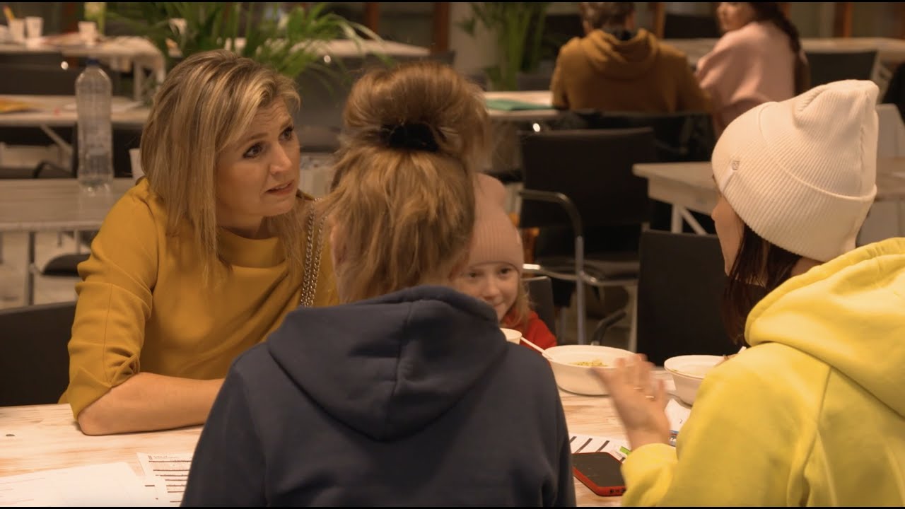 Máxima bezoekt aankomstplek Oekraïners in Amsterdam