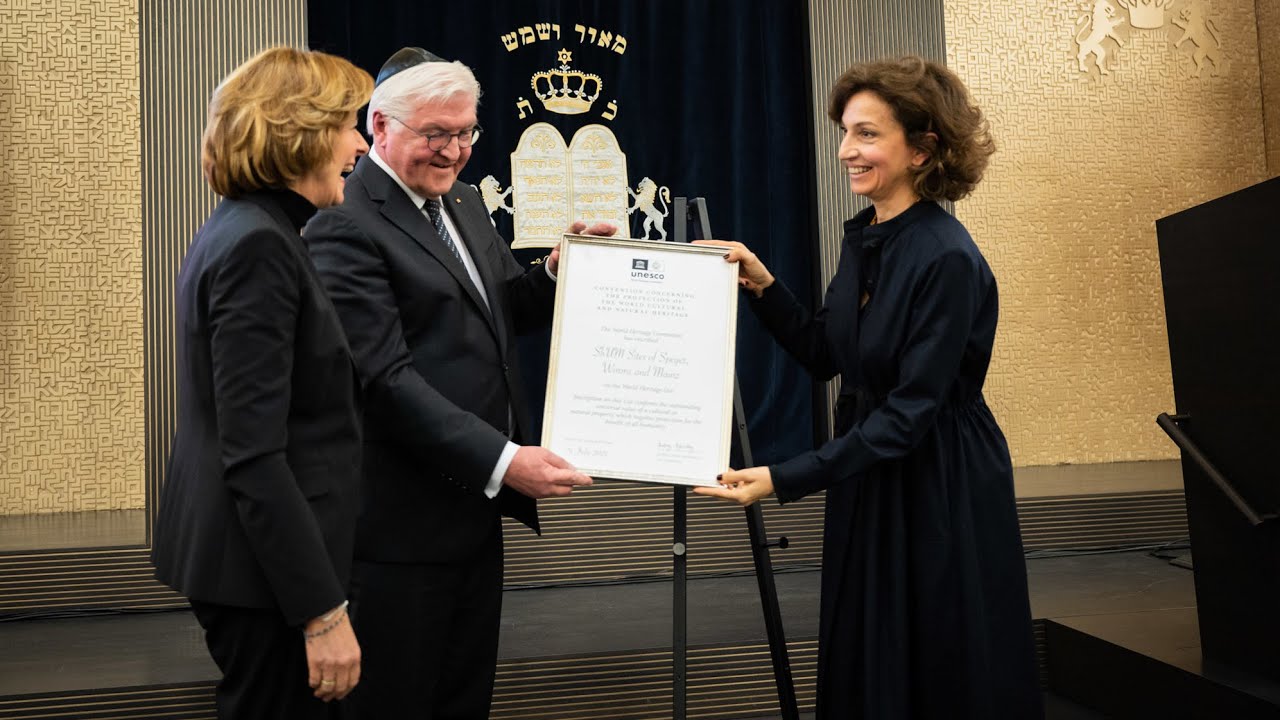 &Uuml;bergabe der UNESCO Welterbe Urkunde f&uuml;r die SchUM St&auml;tten