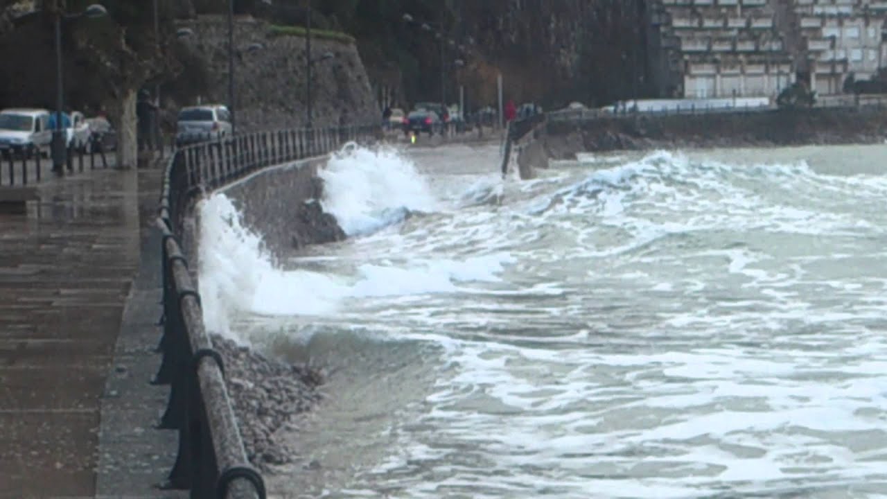 El mar rompiendo en Santoña, Cantabria.