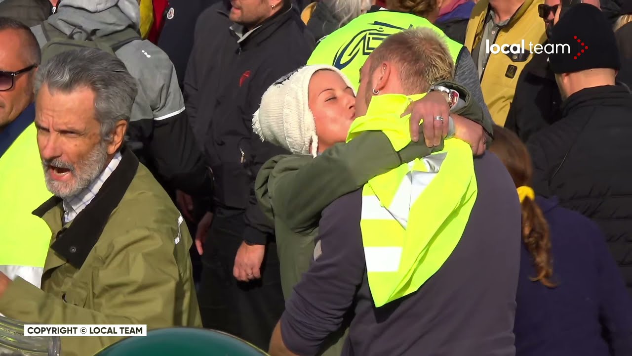 Trieste, il bacio No Green Pass davanti allo schieramento degli agenti antisommossa