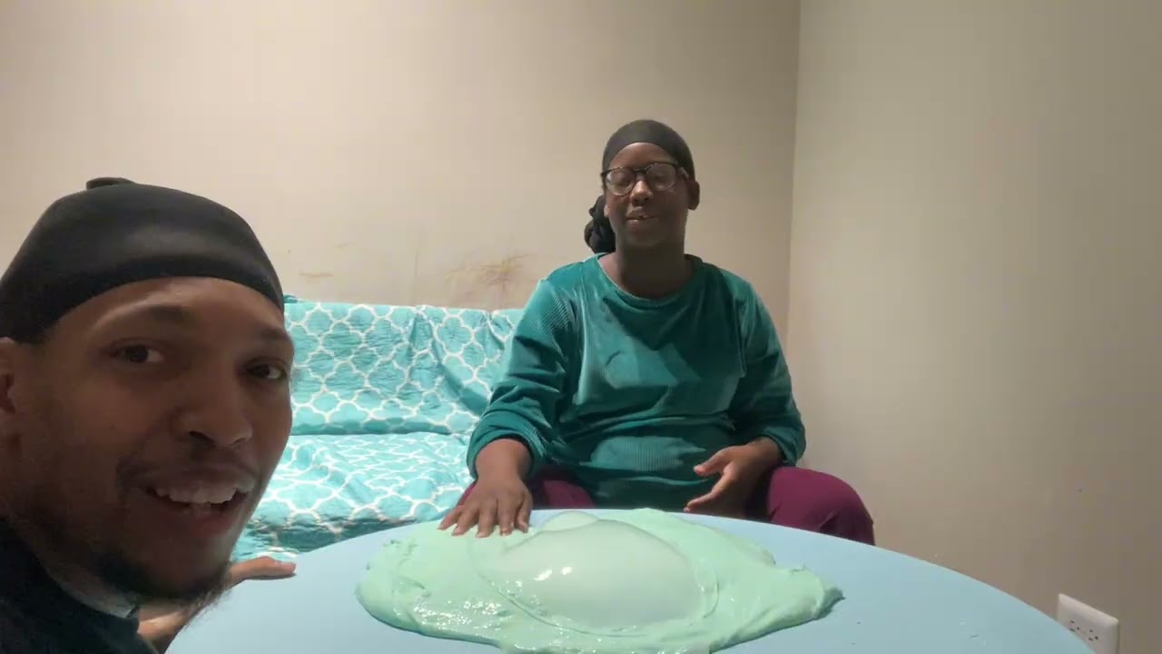 WE LET OUR SLIME SIT IN A CONTAINER FOR DAY’S| BIG GIANT BUBBLES| AND THIS IS WHAT IT LOOKS LIKE !! 