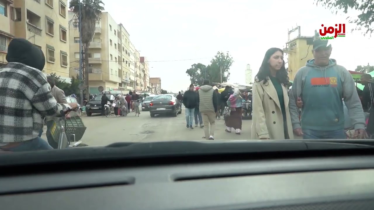 تعيش مدينة سيدي سليمان فوضى عارمة اصحاب السيارات لا يجدون مكان من اجل ركن سياراتهم.