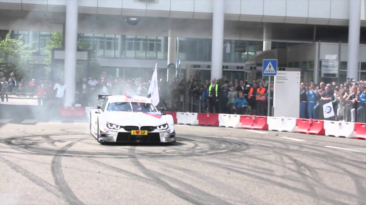 BMW DTM Car Launch 2014: BMW M4 DTM - Donuts und qualmende Reifen