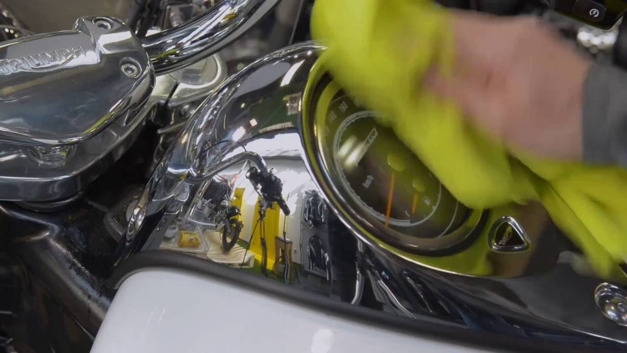 Faire briller le chrome d'une moto