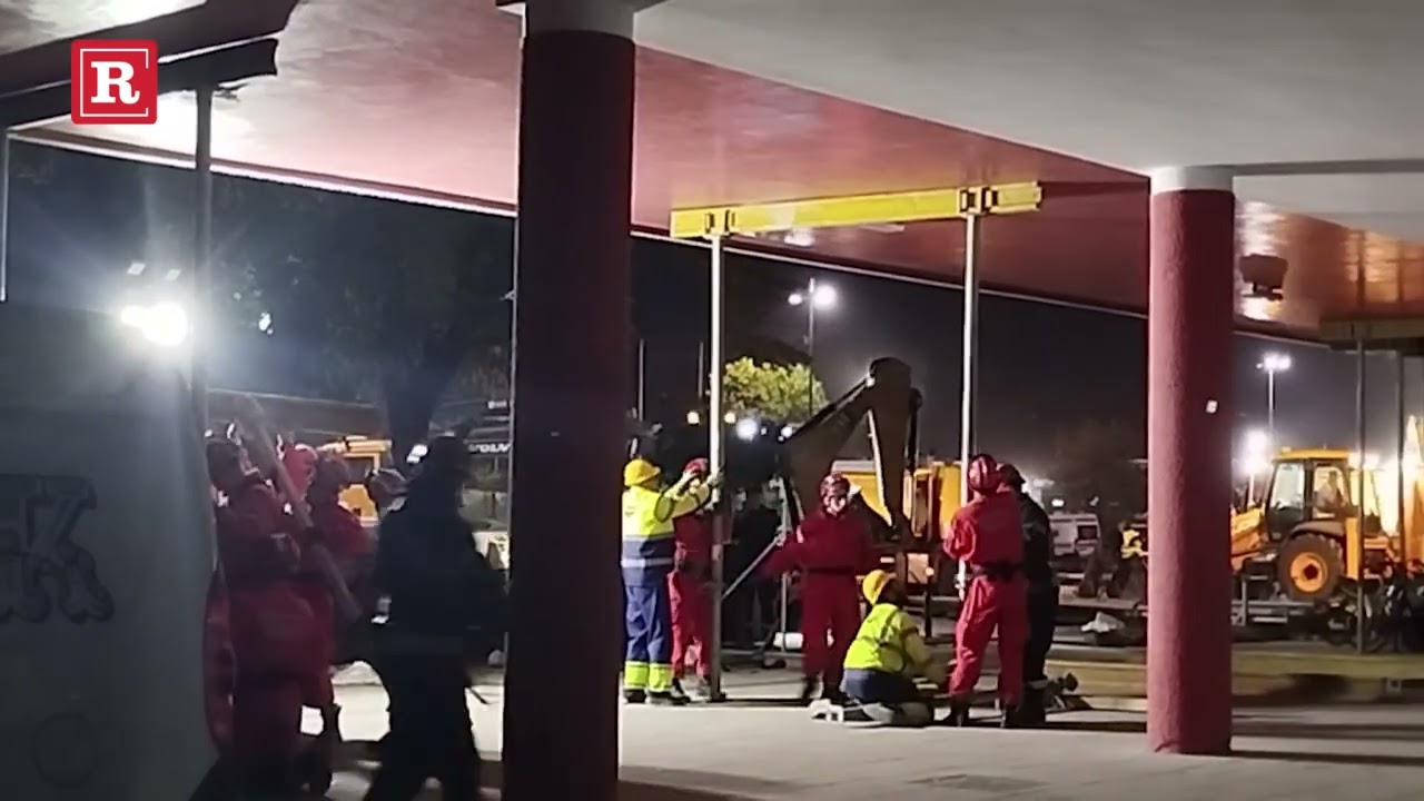 Radnici postavljaju metalnu konstrukciju na upravnu zgradu Železničke stanice