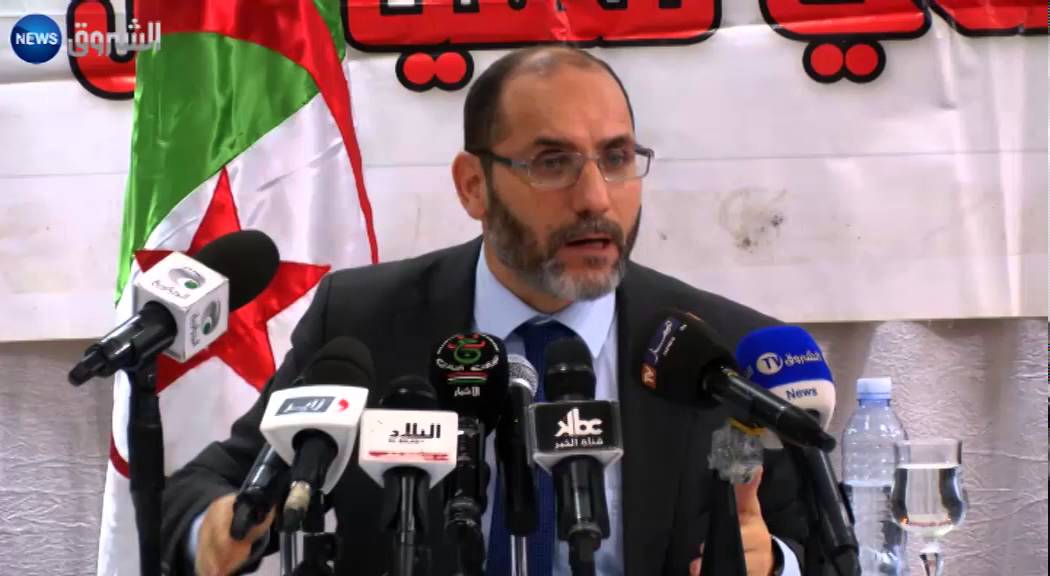عائلة أيت أحمد تهم السلطة بمحاولة الاستثمار في جنازة الفقيد
