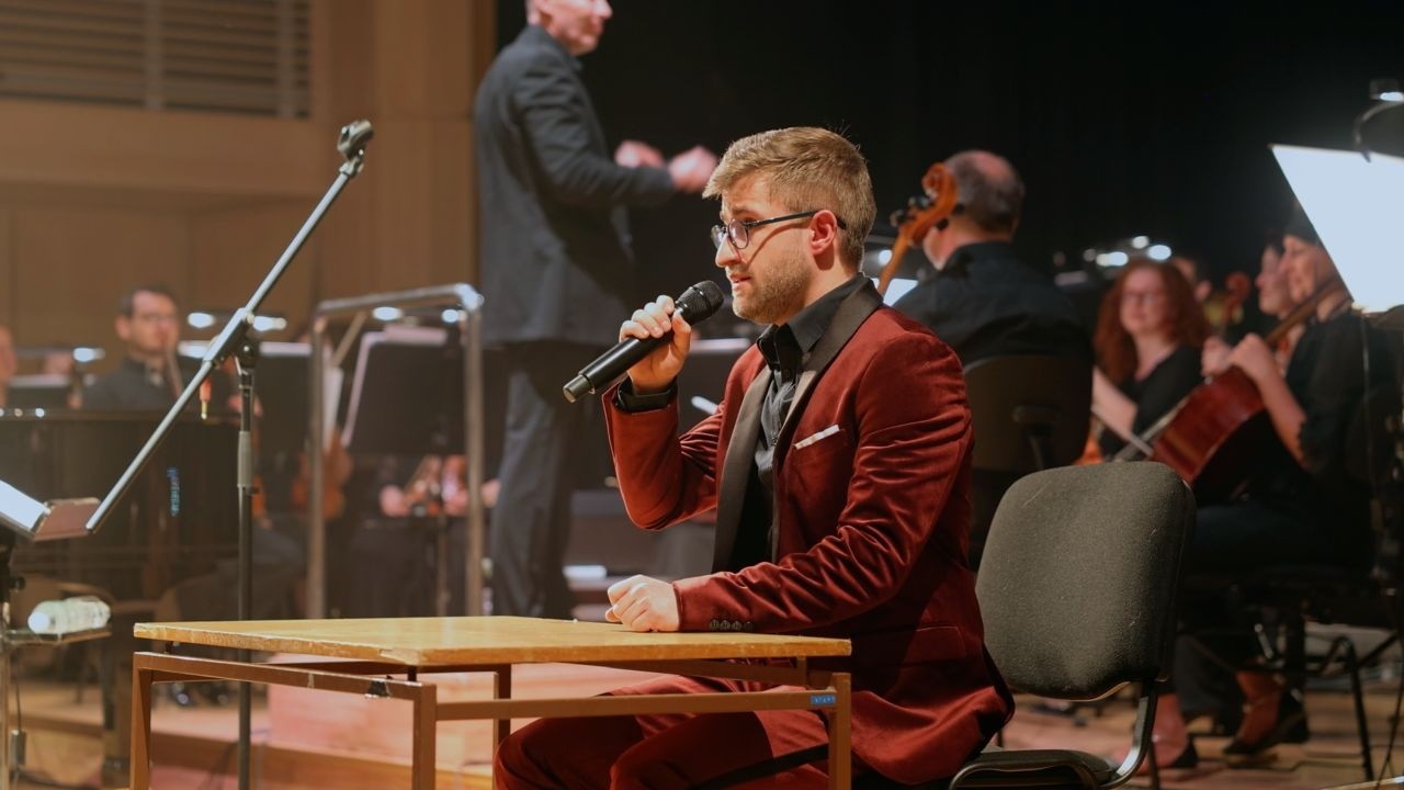 Michal Horák & Filharmonie Hradec Králové – Sedím v baru sám (Live)