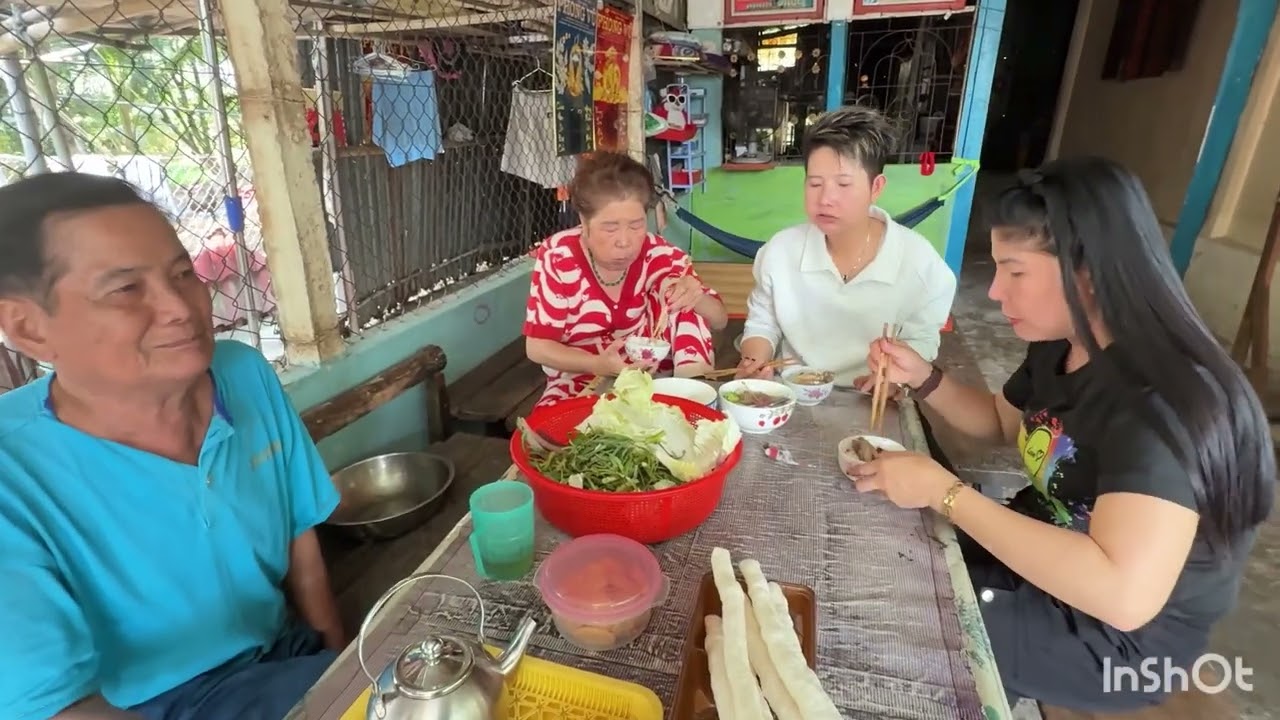 Bữa cơm nh&agrave; ba mẹ v&agrave; những c&acirc;u chuyện h&agrave;i hước của mấy a chị e ngo&agrave;i đồng cười xĩu