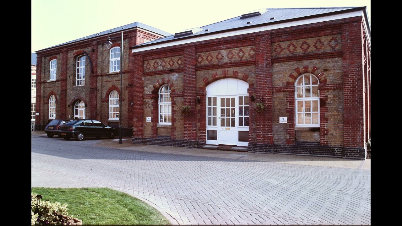 Older London photos. EN3. Enfield area. 1999. Credit John Lewis.