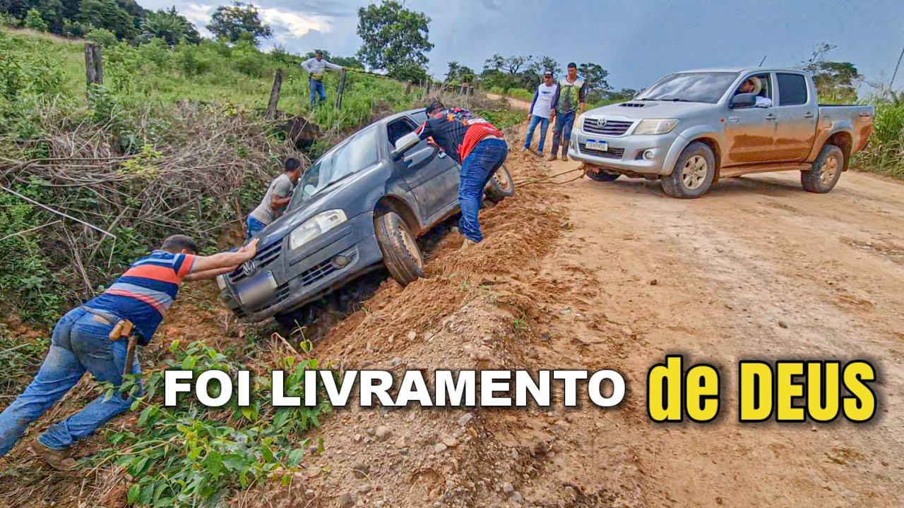 CARRO CAI EM VALA E FAMÍLIA ESCAPA ILESA