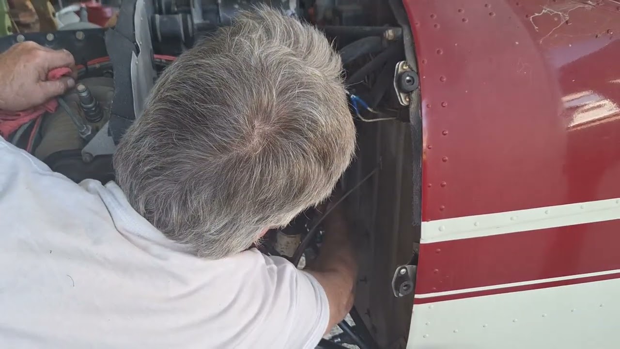 Aircraft Oleo, Air Oil Shock Servicing.  Cessna 150 172 Piper PA28