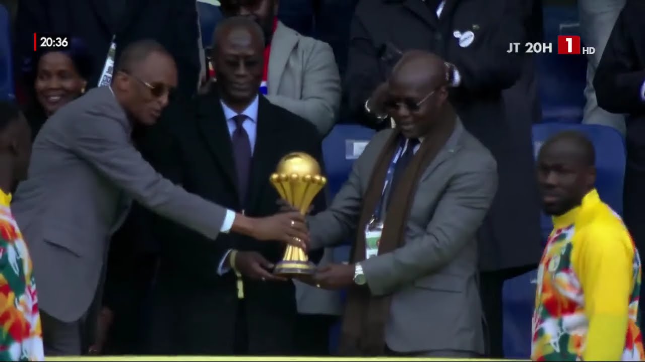 S&Eacute;N&Eacute;GAL P&Eacute;ROU : LE TROPH&Eacute;E CONTINENTAL PR&Eacute;SENT&Eacute; AUX SUPPORTERS