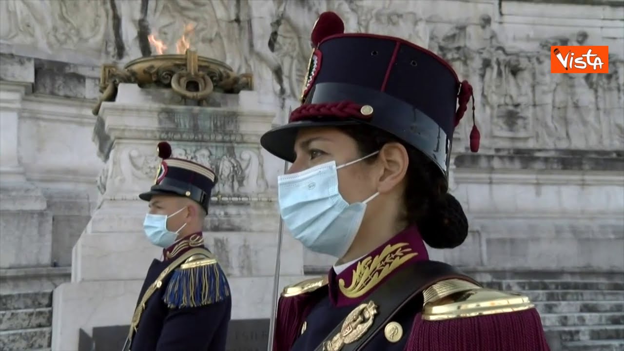 Il nuovo Capo della Polizia Lamberto Giannini depone una corona all'Altare della Patria