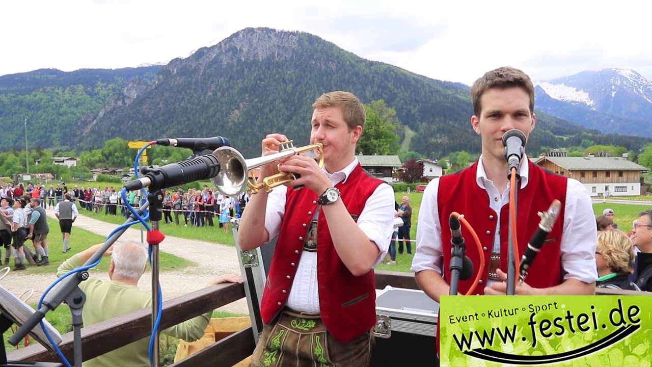 Maibaumaufstellen beim Gasthof Kohlhiasl Schönau am Königssee mit den Berchtesgadener Buam