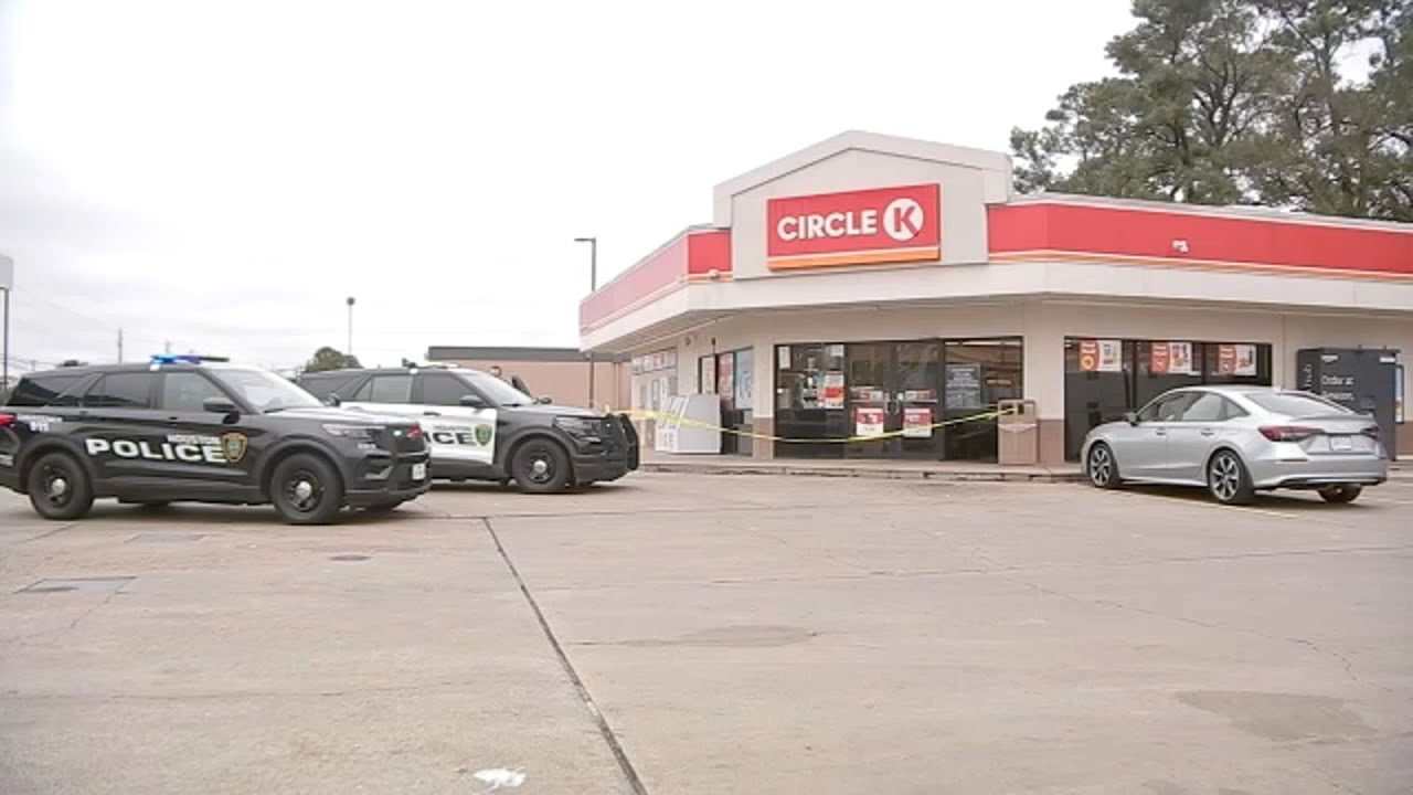Woman shot in robbery attempt at NW Houston Circle K, suspect on run