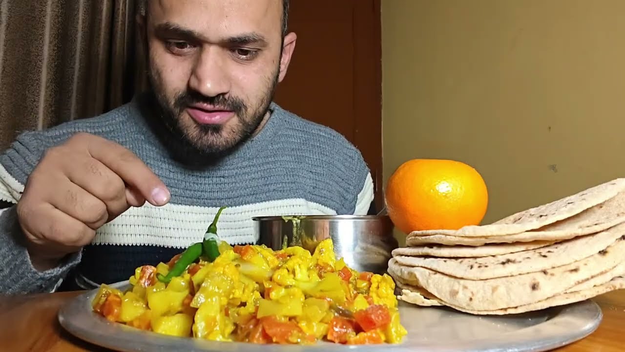 MIX VEG, ROTI & CURRY WITH SANTRA 🍊 | DESI INDIAN FOOD MUKBANG 😋🔥||#hungryankit #mukbang #asmrfood 