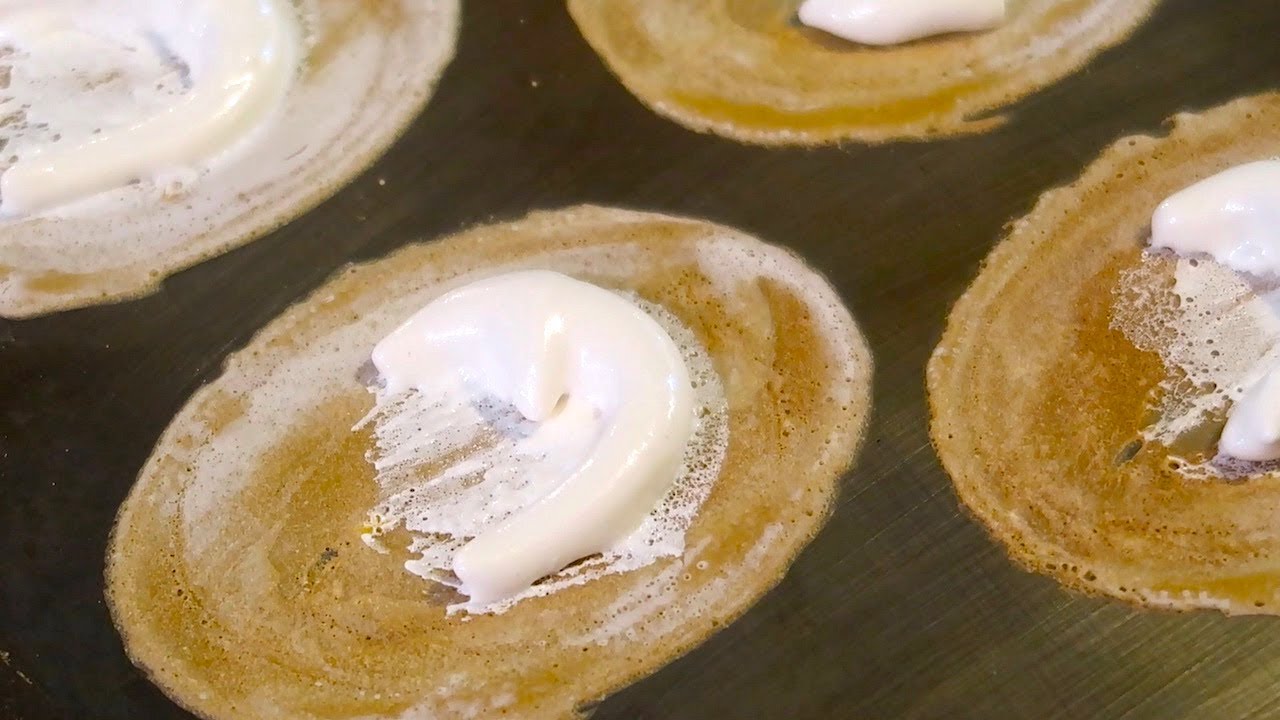 Thai crispy crepe (Khanom bueang) - Bangkok Street Food