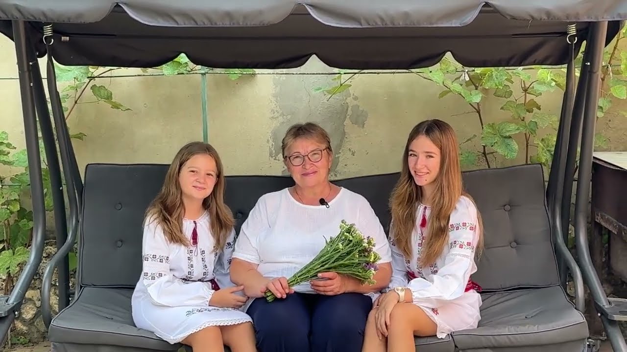 2025  -  Nepoțeii din Franța, în ospeție la buneii din Moldova. Ilinca, Doina si Bogdan RAU