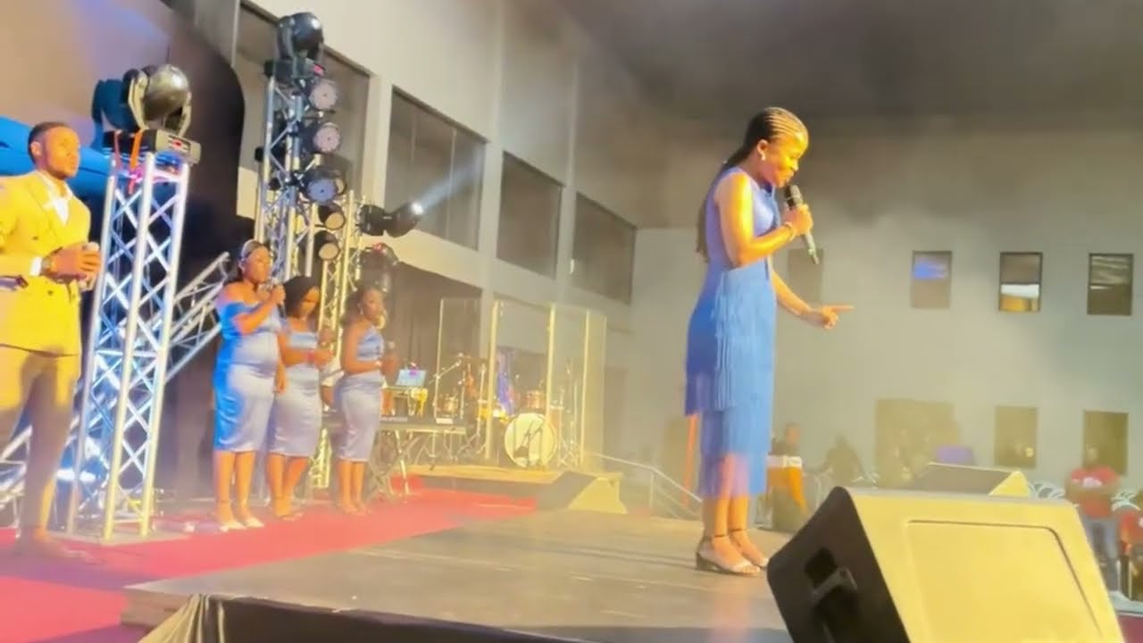 Nomini Nyawose - Lingukuphila endleleni (Live)