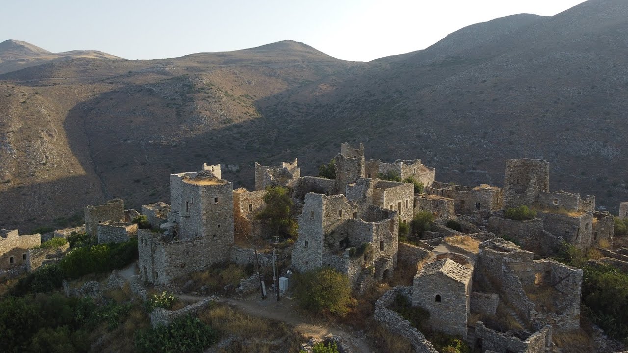 Βάθεια, Κάποι! Πυργόσπιτα και λευκά βότσαλα - Vatheia, Kapoi: tower houses and pebble beaches