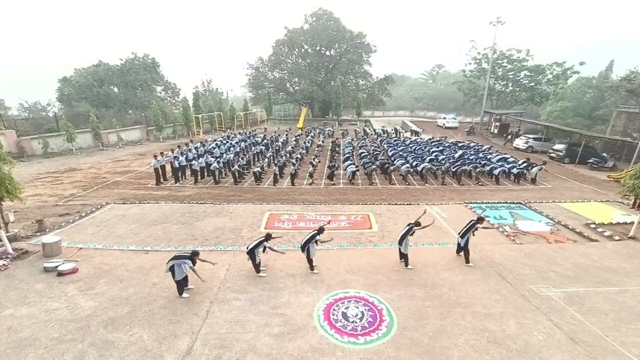  वरसई आश्रमशाळेतील विद्यार्थ्यांनी सादर केलेली ही शिस्तबद्ध व प्रेरणादायी कवायत,देशभक्ती गीतावर सादर