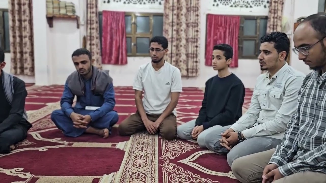 خَتَمَ القرآنَ الكريم فسجد لله شكرا،،، خليل الصغير