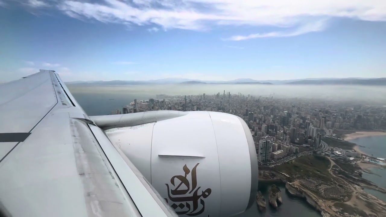 Emirates Airline Boeing 777-300ER landing at Beirut - هبوط طيران الإمارات في بيروت