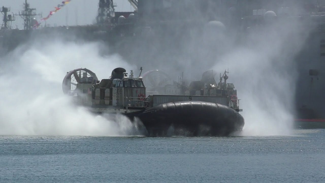 大迫力!! エアークッション型揚陸艇　LCAC デモンストレーション　１回目　米海軍佐世保基地　フリートフレンドシップデー2024　U.S. Fleet Activities Sasebo
