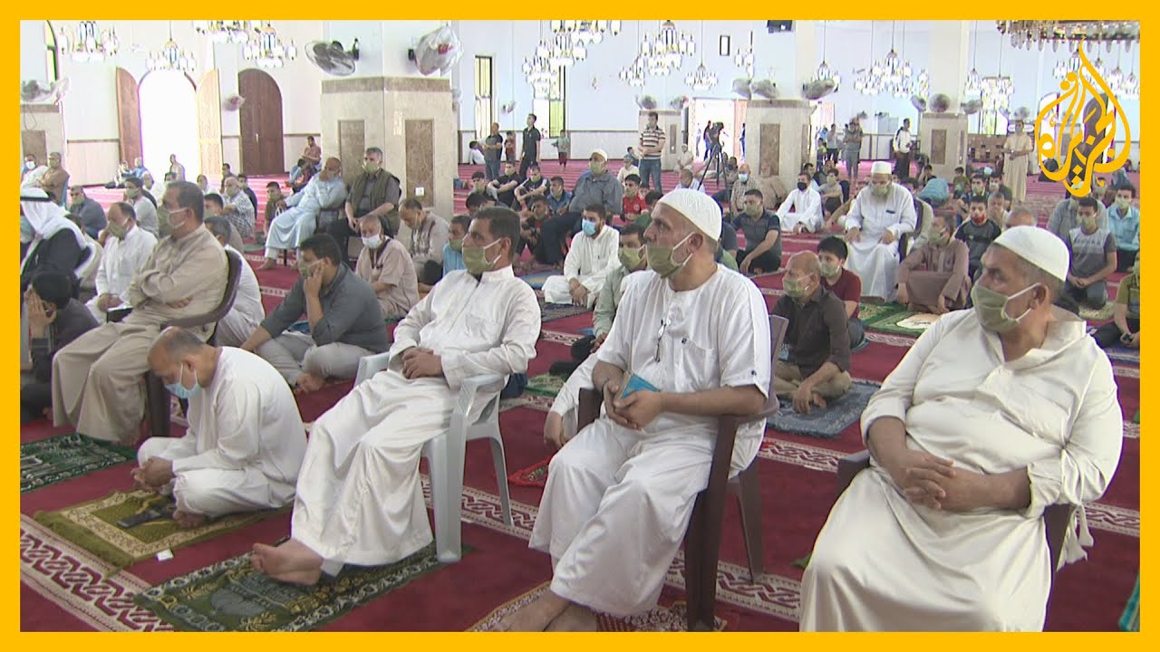 سكان قطاع غزة يؤدون صلاة الجمعة في المساجد لأول مرة منذ شهرين