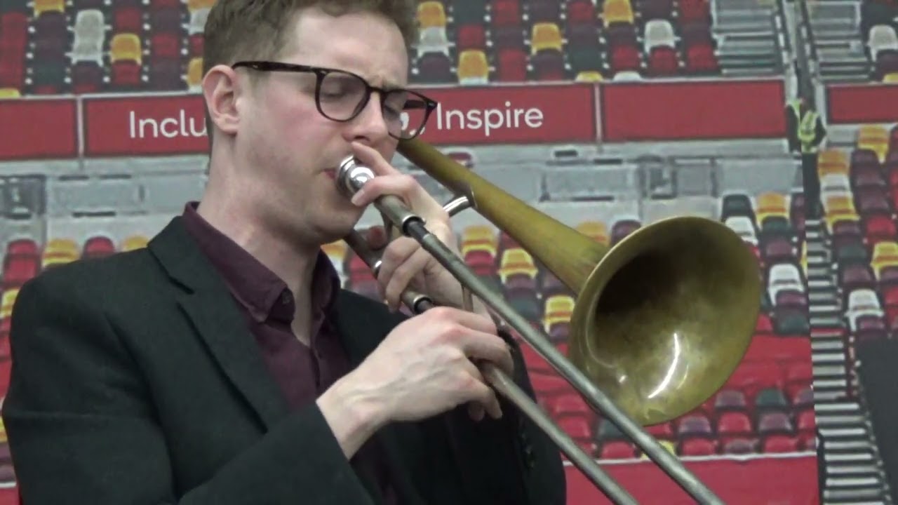 “Moonlight In Vermont” performed by The Windy City Weatherbirds at the Griffin Park Jazz Club.