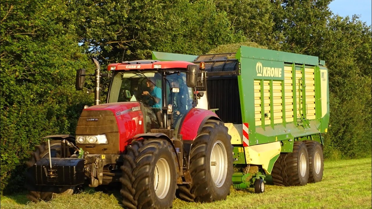 Gras oprapen met een Case Puma 145cvx en Krone MX 370GD