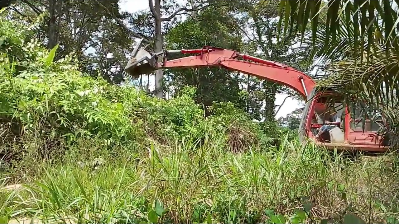 PROJEK REPAIR/MEMPERBAIKI JALAN KEBUN SAWIT DIGANGGU OLEH HUJAN YANG TURUN SEBELUM SIAP