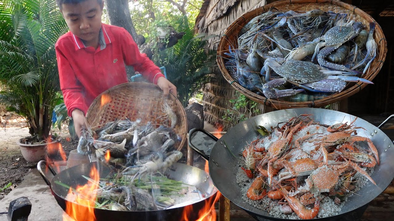 Yummy roasted blue crab and shrimp with rock salt - Chef Seyhak