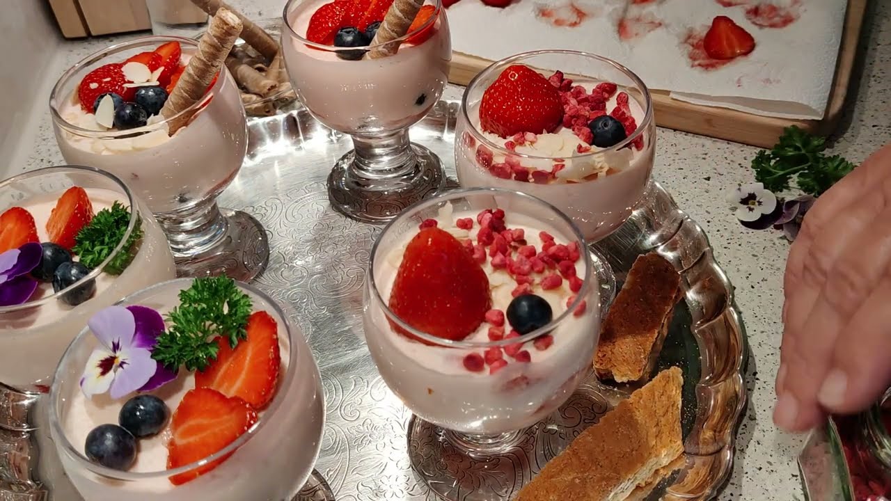 Jordbærfromasj oppskrift med Freia gelé – enkel og nydelig dessert til 8 personer 🍓