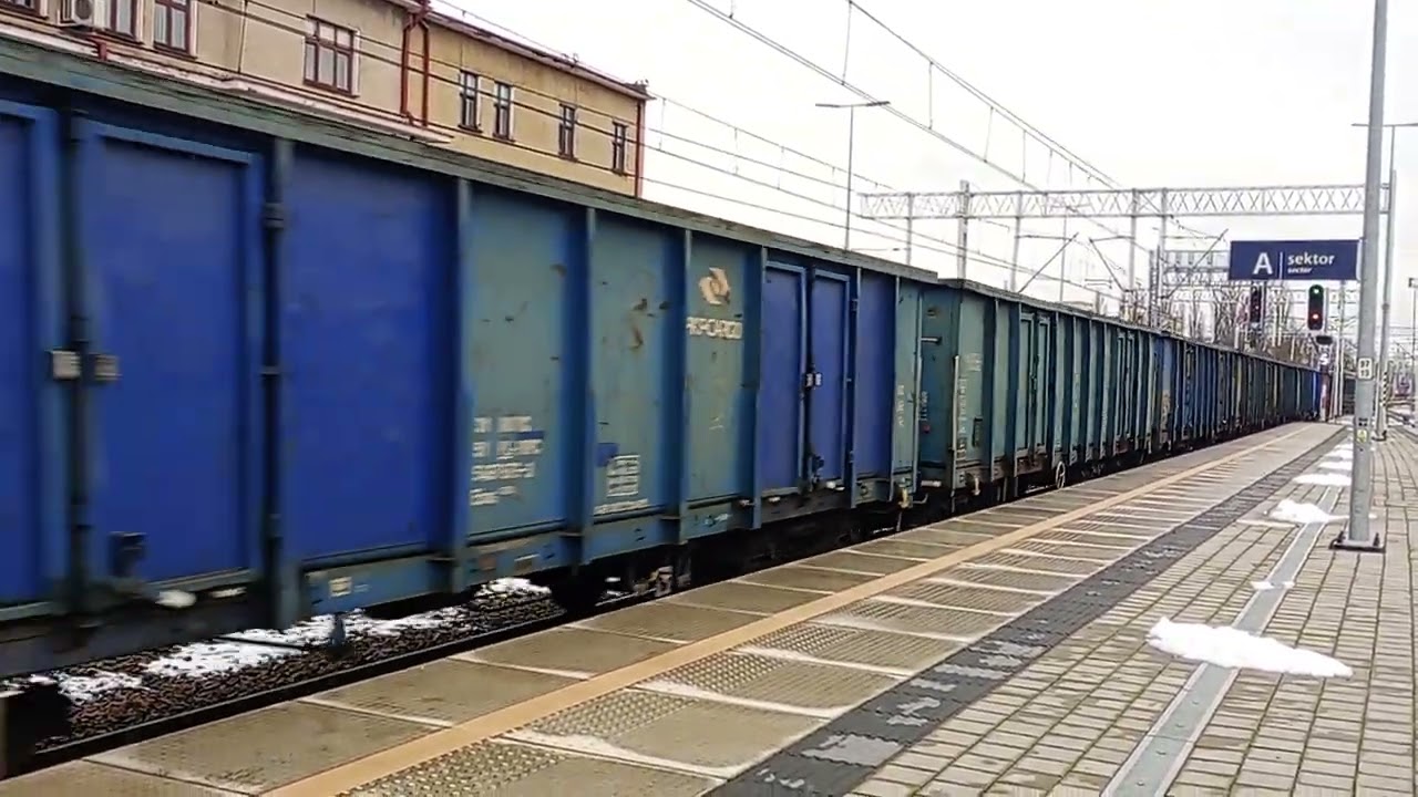 Byk ET22 -980 z węglarkami ( Lublin Główny )