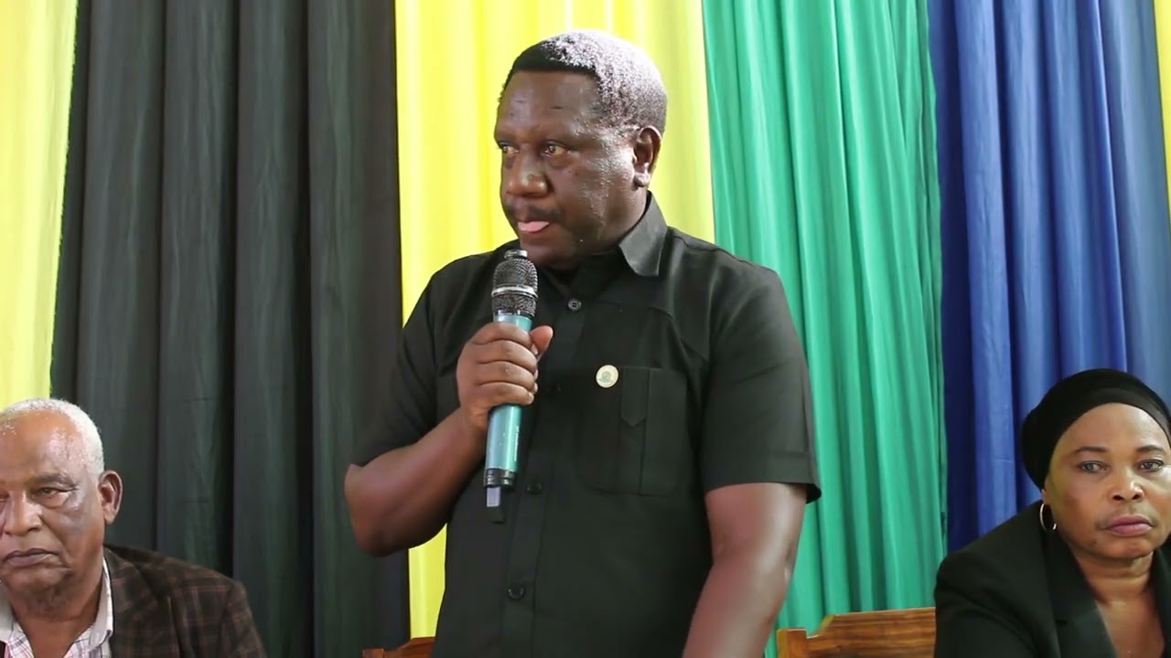 DC SEMINDU  AWATAKA WAKUU WA IDARA KUWAPA USHIRIKIANO MADIWANI.Mkuu