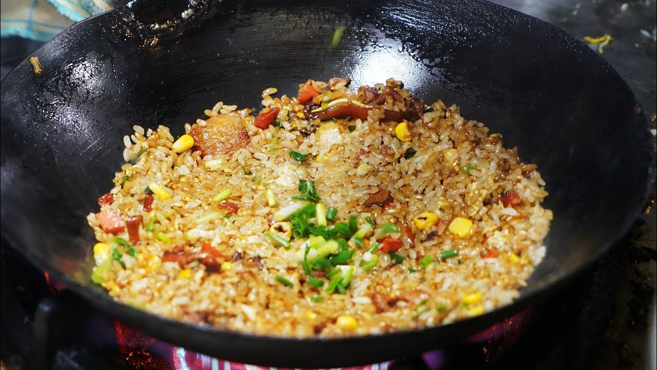 Китайская уличная еда - вкусный жареный рис на ночном рынке, жареная лапша