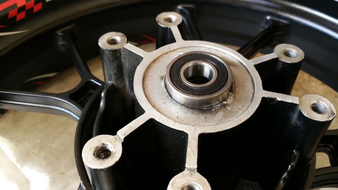 Tuto | Comment démonter le roulement d'une roue arrière de moto ?