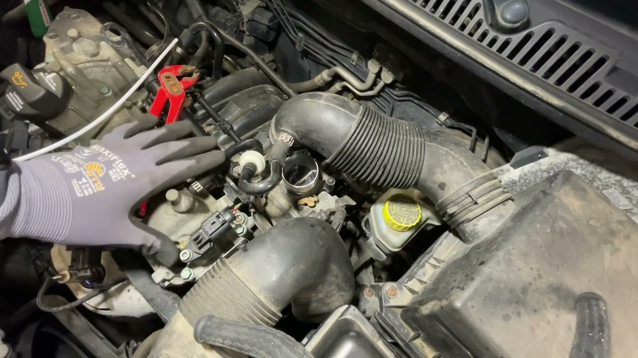 PKW Drosselklappe reinigen im eingebautem Zustand mit Drosselklappenreiniger VW Polo 4 9N3 Anleitung