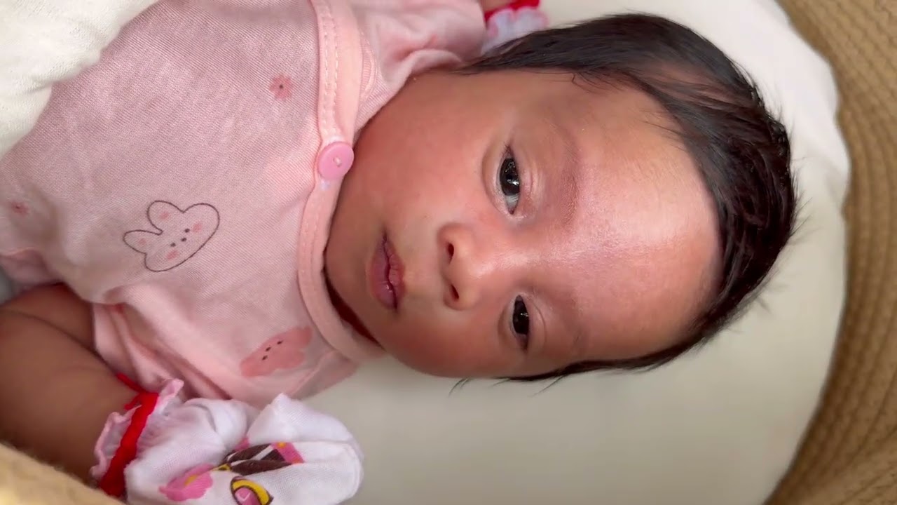 Those sleepy eyes 😍 just woke up and melting hearts.