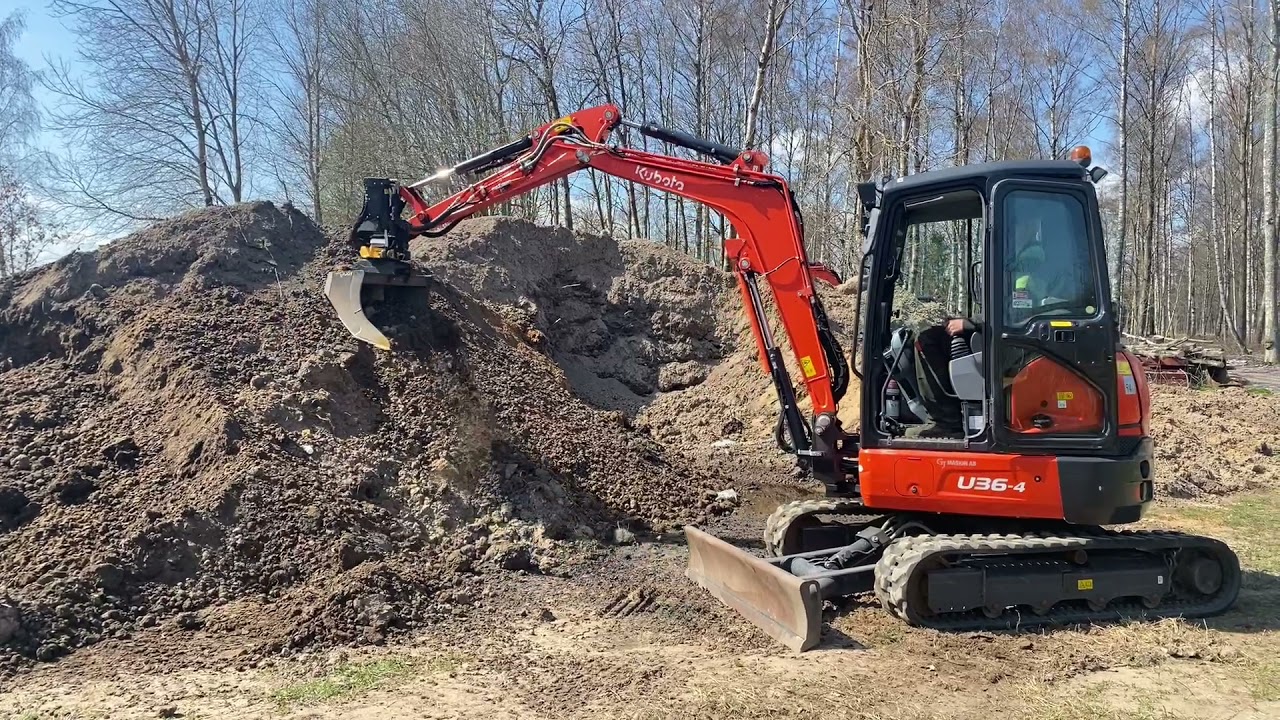 Köp Minigrävare Kubota U36-4 med tiltrotator och flera skopor på Klaravik