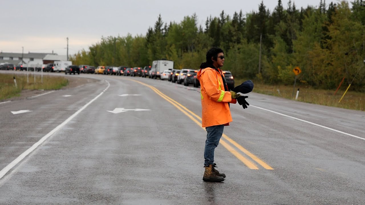 Aerial video shows N.W.T. wildfire smoke, convoy of evacuees