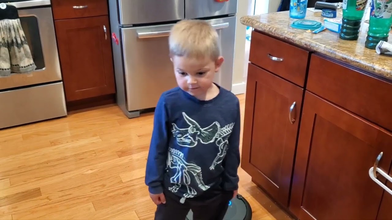 Roomba picks up rice, testing new emptying base