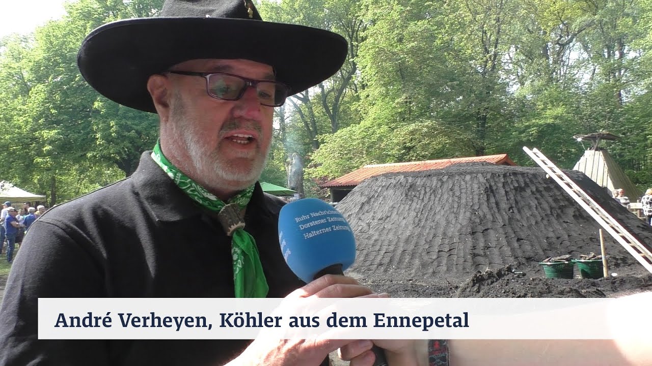 Holzkohlenmeiler in der Haard entzündet