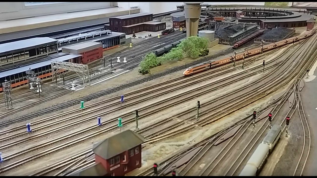 TGV auf Besuch im Bahnhof Altona in Spur Z