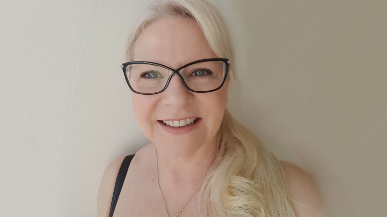 Simple Effective Work Makeup for Mature Women